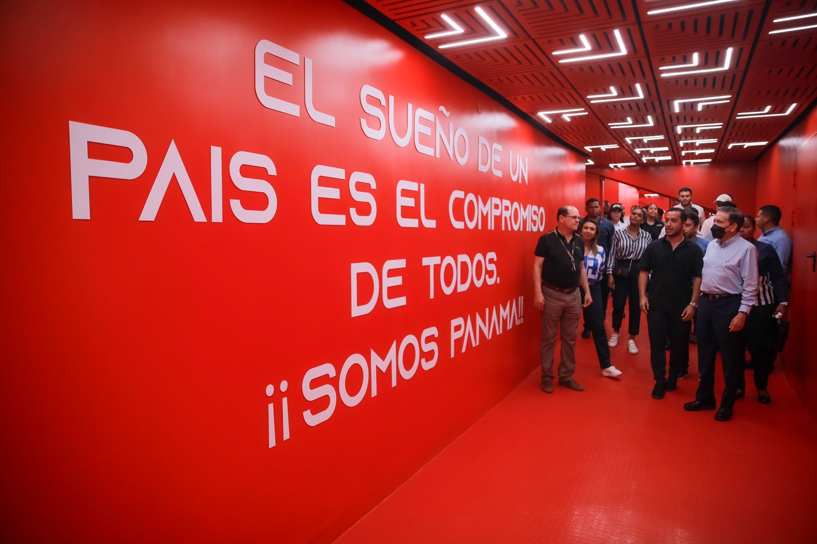 Cortizo inspecciona remodelación del estadio Rommel Fernández