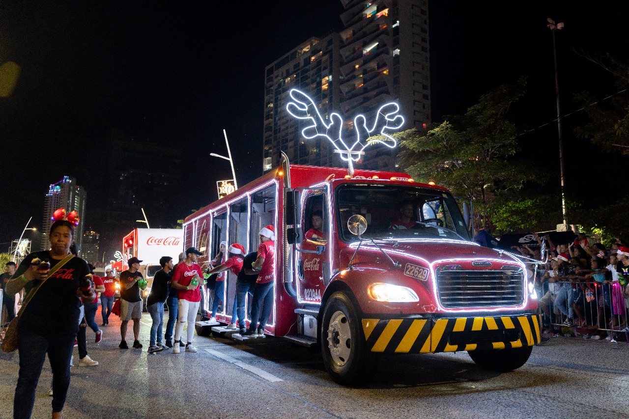 Coca Cola lleva la magia del desfile navideño en Panamá con camiones